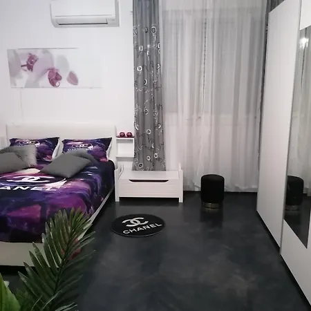 Russell's House In The Center & Apartman *